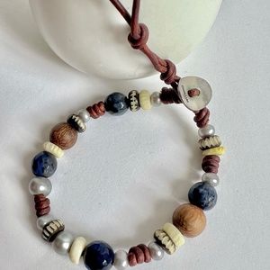 CHAN LUU leather bracelet with sodalite, pearl and wooden beads